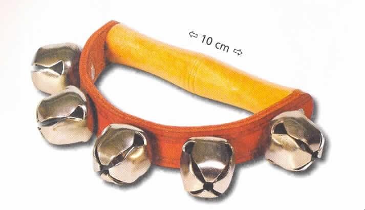 Schlaginstrument, sog. Schellenkranz (Artikel-Nr. UC 135), bestehend aus einer Tragstange aus Holz und einem halbkreisförmigen Ledergurt (Größe: ca. 10 cm breit und 9,5 cm hoch) mit fünf vernieteten Schellen in Form von Glocken.
Beim Rütteln an der Tragstange werden die Schellen zum Erklingen gebracht. Das Erzeugnis stellt sich aufgrund seiner Aufmachung als Musikinstrument dar.

Die Ware ist in einer durchsichtigen Kunststofftüte mit bedrucktem Pappheader verpackt.