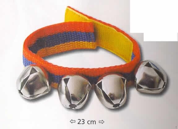 Schlaginstrument, sog. Schellenband (Artikel-Nr. 61996), bestehend aus einem mehrfarbigen Spinnstoffband mit Klettverschluss (im geöffneten Zustand ca. 23 cm lang) und vier vernieteten Schellen in Form von Glocken, zum Fixieren an Armen oder Beinen.
Bei entsprechenden Arm- oder Beinbewegungen werden die Schellen zum Erklingen gebracht. Das Erzeugnis stellt sich aufgrund seiner Aufmachung als Musikinstrument dar.

Die Ware ist in einer durchsichtigen Kunststofftüte mit bedrucktem Pappheader verpackt.