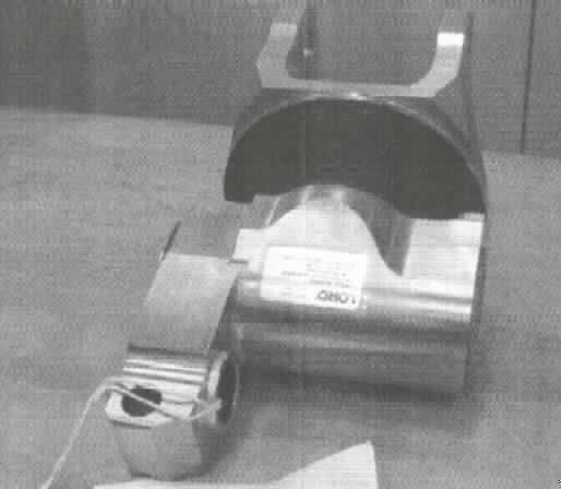 Erkennbares Teil, ausschließlich für einen Hubschrauber der Position 8802, so genanntes Kegellager, vollständig.
Die Ware besteht überwiegend aus Edelstahl, wiegt ca. 6 kg und dient als Verbindungselement zwischen Hauptrotorkopf und Rotorblatt des militärischen Hubschraubers "Tiger"
Ein Bild der Ware ist im Internet unter http://ec.europa.eu/taxation_customs/dds/ebticau_de.htm zu finden.