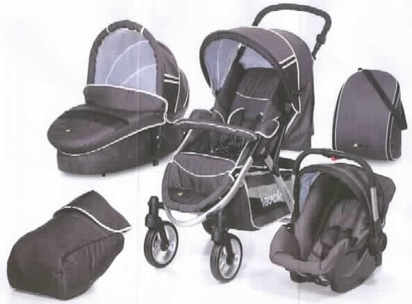 Kinderwagen, Warenzusammenstellung in Aufmachung für den Einzelverkauf im Wesentlichen bestehend aus: 
-	Einem Kinderwagen (charakterbestimmend in Bezug auf Umfang und Verwendung)
   mit vier Rädern, Verdeck und Ablagefach;
-	einer sog. Babywanne, einem speziellen Aufsatz für den Kinderwagen in Form
   eines ovalen Bettchens für Säuglinge mit Verdeck und Fußabdeckung;
-	einem gefütterten Fußsack aus Polyestergewebe, zur Befestigung auf dem 
   Kinderwagen;
-	einem Autositz mit Verdeck, der auf dem Kinderwagen befestigt werden kann;
-	einem Regenverdeck aus PVC zum Schutz des Kinderwagens;
-	sowie einer Wickeltasche aus Polyestergewebe mit integrierter Wickelauflage.

Die Waren werden zum Transport und zur Versorgung während des Transports von Säuglingen und Kleinkinder verwendet.
Alle Bestandteile der Warenzusammenstellung sind zusammen in einem Karton verpackt.
Ein Bild der Ware ist im Internet unter http://ec.europa.eu/taxation_customs/dds/ebticau_de.htm zu finden.