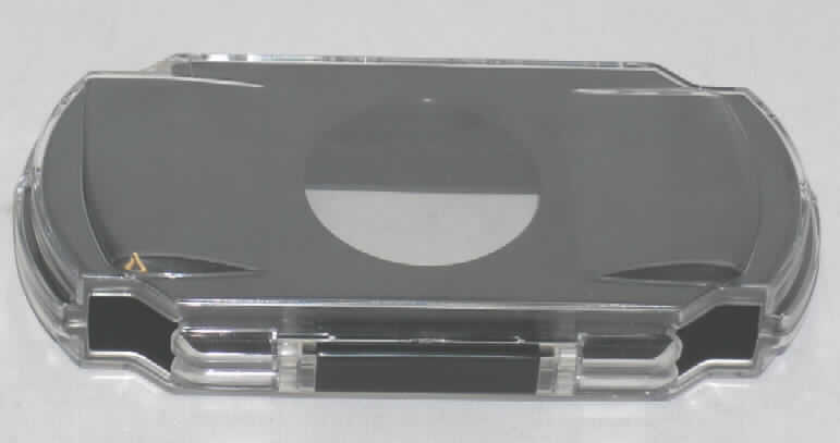 Etui, anderes als von den Unterpositionen (HS) 4202 11 bis 4202 92 erfasst, sog. Case.

Es handelt sich um ein ca. 18 x 10 x 3 cm großes, aufklappbares Behältnis, vollständig aus festem Kunststoff, mit Aussparungen, das speziell zur Aufnahme einer Spielekonsole (Game Boy Micro) bestimmt ist. 

Das Behältnis (Case) ist Bestandteil eines mehrteiligen Sets (keine Warenzusammenstellung mangels gemeinsamen Bedarfs) mit der Bezeichnung "On the Go Pack" und mit folgenden Gegenständen, die nicht Gegenstand dieser vZTA sind, in einer Blisterpackung gemeinsam verpackt: 1 DS-Kopfhörer, 1 Port Extension Kabel, 1 Pro Media Director (CD) und 1 Linkkabel.

Bilder der Ware unter http://europa.eu.int/comm/taxation_customs/dds/de/ebticau.htm.