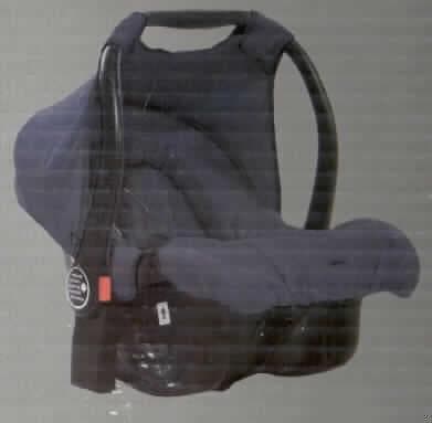 Anderes als zuvor von der Position 9401 erfasstes Sitzmöbel, sog. Babyautositz "Rider", Sitzgruppe 0+, Modell Nr. 13925. 
Es handelt sich im Wesentlichen um einem Unterbau in Form einer Schale aus Kunststoff,
einer mit Spinnstoffbezug versehenen Sitz- bzw. Liegepolsterung, einem Gurtsystem zur Sicherung des Kindes und einem verstellbaren Tragegriff aus Kunststoff, der mit einem verdeckartigen Spinnstoffbezug versehen ist.
Der Kindersitz dient der Beförderung von Kleinkindern und Säuglingen bis zu einem Gewicht von 13 kg in Kraftfahrzeugen und anderen Transportmitteln. Er ist herausnehmbar und wird mit Hilfe des Sicherheitsgurtes mit dem Fahrzeugsitz verbunden.
Ein Bild der Ware befindet sich im Internet unter http://ec.europa.eu/taxation_customs/dds/ebticau_de.htm.