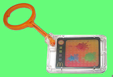 Unterhaltungsartikel (Scherzartikel), in Form einer zusammengesetzten Ware, sog. Lenticular Bag Tags aus der Mc Donald`s Serie Birthday Party Programm 2008.
Es handelt sich um vier verschiedenfarbig gestaltete, jeweils zusammengesetzte Waren bestehend aus
- einem Kunststoffring (Durchmesser ca. 4,5 cm) mit einfachem Verschluss (z.B. zur Verwendung als Schlüsselring) und
- einem durchsichtigen Kunststoffgehäuse mit integriertem Wackelbild (charakterbestimmend im Hinblick auf die Bedeutung/Verwendung) - insgesamt einem Bildschirm nachemfunden. 
Die Wackelbilder stellen im Wesentlichen folgende Bilder dar: Fußball, platzende Farbkleckse, Mikrophon mit Noten, Tänzer. Die Schauseiten der Wackelbilder sind jeweils durch eine quergeriffelte durchsichtige Kunststofffolie abgedeckt, die bewirkt, dass je nach Blickwinkel verschiedene Darstellungen des Bildes sichtbar werden. Bei schnellem Wechsel des Blickwinkels entsteht der Eindruck, als bewege sich der abgebildete Gegenstand. Derartige Wackelbilder stellen sich aufgrund dieses Überraschungseffektes als Scherz- bzw. Unterhaltungsartikel dar.

Ein Bild der Ware befindet sich im Internet unter http://europa.eu.int/comm/taxation_customs/dds/de/ebticau.htm.