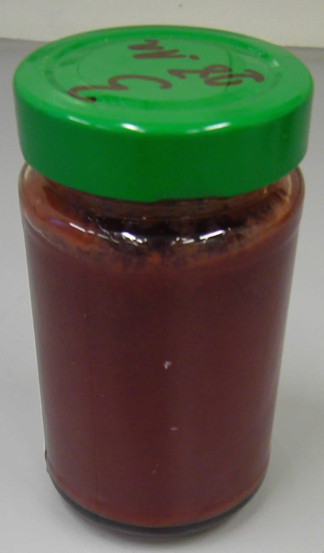 Fruchtaufstrich aus Erdbeeren

Antragsangaben (als zutreffend unterstellt): Frucht pur Soft Erdbeere. Zutaten: Erdbeeren 
55 %, Agavendicksaft, Apfeldicksaft, Traubendicksaft, Holunderbeersaft, Geliermittel: Apfelpektin, Zitronensaft, Festigungsmittel: Calciumcitrat. Herstellung: durch Kochen hergestellt. Brixwert: 32,2. Verpackung: in Gläsern mit einem Inhalt von 250 g.

Beschaffenheit des vorgelegten Warenmusters: dunkelrote, viskose Fruchtmasse, süß, sauer und fruchtig nach Erdbeeren schmeckend, keine Fruchtstücke enthaltend. 
Zuckergehalt gemäß ZAnm 2a) 2. Anstrich zu Kap 20 (gem. Angabe): mehr als 30 GHT.

Konfitüren, Fruchtgelees, Marmeladen, Fruchtmuse und Fruchtpasten, durch Kochen hergestellt, auch mit Zusatz von Zucker oder anderen Süßmitteln, andere, nicht von Zitrusfrüchten, mit einem Zuckergehalt von mehr als 30 GHT, andere, von Erdbeeren.