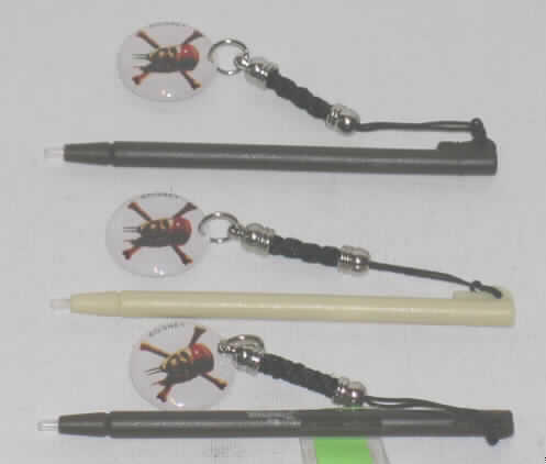 Ware aus Kunststoff, andere als von den Positionen (HS) 3901 bis 3925 und den Unterpositionen (TARIC) 3926 1000 00  bis 3926 9097 80 erfasst, sog. Stift (Touchscreen-Stift).

Es handelt sich um drei Eingabestifte, die aus charakterbestimmendem Kunststoff bestehen und mit einem Schmuckanhänger verziert sind. Die ca. 9 cm langen Erzeugnisse werden zur Bedienung mobiler Endgeräte mit berührungsintensivem Bildschirm, z.B. Personal Digital Assistant (PDA), Navigationsgerät, Videospielgerät mit eigenem Bildschirm und dergleichen, verwendet. Eine Erkennbarkeit als ausschließliches oder hauptsächliches Zubehör für ein Videospielgerät der Pos. 9504 ist nicht gegeben, so dass eine Einreihung nach stofflicher Beschaffenheit zu erfolgen hat.

Die drei 3 Stifte sind Bestandteil eines mehrteiligen Sets (keine Warenzusammenstellung mangels gemeinsamen Bedarfs) mit der Bezeichnung "Easy Pack" und mit folgenden Gegenständen, die nicht Gegenstand dieser vZTA sind, in einer Blisterpackung gemeinsam verpackt: 2 Display-Schutzfolien, 1 Reinigungstuch (Microfasertuch), 3 NDS/NDS-Lite Game Cases und 1 Front Skin (Display-Schutzhülle).

Bilder der Ware unter http://europa.eu.int/comm/taxation_customs/dds/de/ebticau.htm