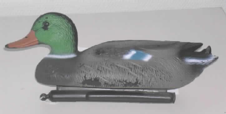 Lockgerät in Form einer sog. Lockente.

Es handelt sich um eine detailgetreue Nachbildung einer schwimmenden Ente mit Kiel und darin enthaltenem Gewicht gegen Umkippen sowie einer Öse im Kiel zur Befestigung einer Schnur. 

Die ca. 35 cm lange künstliche Lockente dient als Köder, um wildlebende Enten anzulocken.

Ein Bild der Ware befindet sich im Internet unter:
http://ec.europa.eu/taxation_customs/dds/ebticau_de.htm.