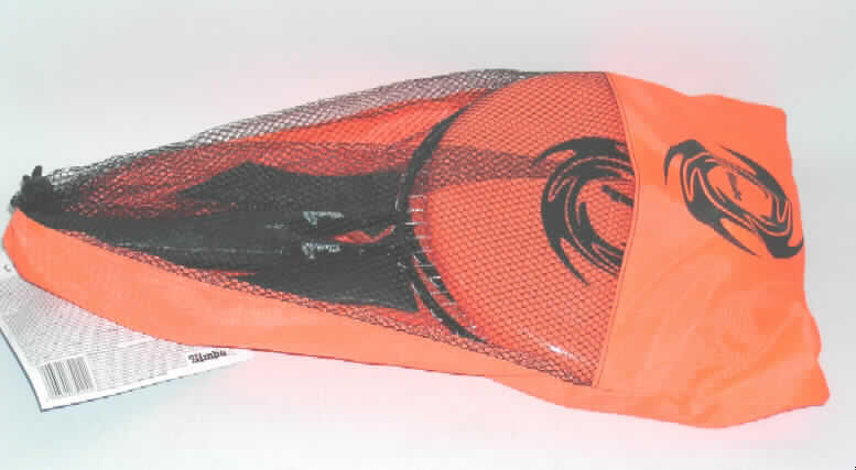 Ausrüstungsgegenstand für andere Sportarten und Freiluftspiele, in Kapitel 95 anderweit weder genannt noch inbegriffen, in Form von Badmintonschlägern.
Es handelt sich um zwei ca. 36 cm große Metallschläger, die jeweils aus einer bespannten, ovalen Schlagfläche (ca. 20 x 24 cm) und einem mit Folienband umwickelten Kunststoffgriff bestehen. Sie können zum Federball bzw. Badminton im Hallen- oder Freizeitsport verwendet werden.
Die Badmintonschläger sind gemeinsam mit einem Beachballspiel, einer Frisbeescheibe und einem Federball (alle nicht Gegenstand dieser Auskunft, weil ein Bedarf mehrfach abgedeckt wird) in einem einfachen Spinnstoffbeutel aus Gewebe und einem gewirkten Netz mit Tunnelzug und Tragekordeln zur Abgabe an den Verbraucher aufgemacht.
Ein Bild der Ware ist im Internet unter http://europa.eu.int/comm/taxation_customs/dds/de/ebticau.htm zu finden.