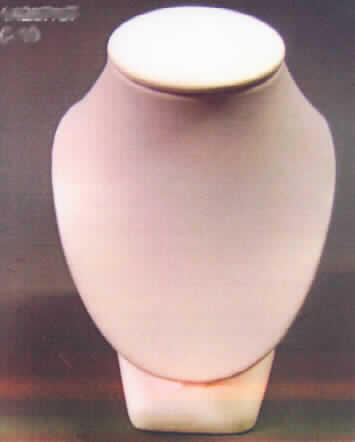 Den Schaufensterpuppen ähnliche Ware, sog. Schmuckbüste, Art. Nr. PP207.
Es handelt sich um die  Nachbildung der menschlichen Brustpartie mit Halsansatz,
- mit einer Standfläche ausgestattet,
- aus Kunststoffen und mit Kunstleder bezogen,
- mit einer Höhe von ca. 16 cm,
- hauptsächlich zum Ausstellen von z. B. Schmuckwaren in Schaufenstern.

Abbildung der Ware siehe Internet