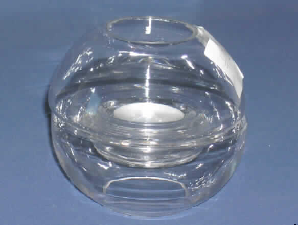 Nichtelektrischer Beleuchtungskörper, anderweit weder genannt noch inbegriffen, handgearbeitet (lt. Antragsteller), in Form eines Teelichthalters aus klarem Glas, sog. Simply Perfect Windlicht Klar, Art.-Nr.: 84187, bestehend aus einer zweiteiligen Kugel (Maße: 10x11 cm = H x größter Durchmesser). Der untere, halbrunde Teil (Maße: 5,5 x 11 cm = H x größter Durchmesser) weist auf der Oberfläche eine Vertiefung zur Aufnahme eines beigefügten Teelichtes auf (Maße: 6 x 1,6 cm = D x T) und ist zwischen der Vertiefung und dem Aussenrand hohl. Der obere, halbrunde Teil (Maße: 6,5 x 11 cm = H x größter Durchmesser) ist innen hohl und hat am unteren Ende einen ca. 1 cm langen, runden, geöffneten Fortsatz mit einem Durchmesser von 4,3 cm, der auf die Vertiefung des Unterteils gestellt wird und das Teelicht mit festem Halt umschließt. Auf der gegenüberliegenden Seite weist das Oberteil ebenfalls eine Öffnung mit einem Durchmesser von 4,3 cm auf. 
Der Teelichthalter ist lichttransparent und dient der Erhellung der Umgebung.

Abbildungen im Internet unter:
http://ec.europa.eu/taxation_customs/dds/ebticau_de.htm