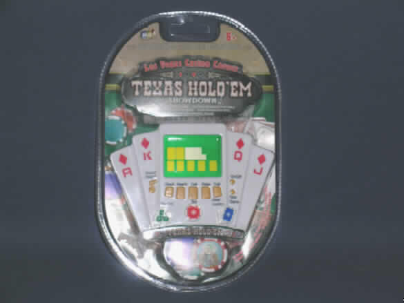 Anderes als zuvor von der Position 9504 erfasstes Gesellschaftsspiel, sog. "Texas Hold'Em Poker", Art. 301288E5.
Es handelt sich um ein tragbares, batteriebetriebenes Gesellschaftsspiel in Form eines spielkartenartig gestalteten Kunststoffgehäuses, das mit eingebautem Bildschirm, An-/Ausschalter sowie diversen Bedienknöpfen ausgestattet ist. Mit ihm kann ein menschlicher Spieler gegen vier virtuelle Spieler Poker spielen. Dabei erhält jeder Spieler ein Startguthaben von 50.000 Punkten, mit denen die Pokereinsätze bestritten werden. Das Turnier endet, wenn ein Spieler all seine Punkte verloren hat, der (virtuelle oder menschliche) Spieler mit den dann vorhandenen meisten Punkten ist Sieger.
Das Erzeugnis ist gemeinsam mit einer mehrsprachigen Bedienungsanleitung in einer klarsichtigen Kunststoffverpackung zur Abgabe an den Endverbraucher aufgemacht.
Ein Bild der Ware ist im Internet unter http://ec.europa.eu/taxation_customs/dds/ebticau_de.htm zu finden.