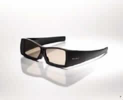 Brille, andere als Sonnenbrille, nicht mit Brillengläsern aus Kunststoff, sog. Crystal Eyes CE-5 LCD-Hochgeschwindigkeits-Verschlussbrille, in Form einer Warenzusammenstellung in Aufmachung für den Einzelverkauf, im Wesentlichen bestehend aus einer batteriebetriebenen drahtlosen LCD-Shutterbrille (charakterbestimmend in Bezug auf die Verwendung), einer Installationsanleitung und einem USB-Ladekabel. Die Brille besitzt ein Brillengestell aus Kunststoff und LCD-Elementen als "Brillengläser". Sie dient zum stereoskopischen Sehen mit kompatiblen Projektoren und Bildschirmen. Ein mit einer stereo-3D-fähigen Grafikkarte ausgestatteter PC (nicht Gegenstand dieser vZTA) bildet die Signalquelle für die stereoskopischen Inhalte, während die Synchronisation direkt durch den Projektor bzw. Bildschirm mittels integrierter DLP-Link-Technologie erfolgt. Dabei werden nach einem durch die Bildfolge definierten Ablauf wechselseitig die LCDs klar bzw. dunkel geschaltet und ermöglichen so in Verbindung mit der hohen Bildfrequenz räumliches Sehen.
Die Bestandteile der Warenzusammenstellung sind gemeinsam in einem Karton verpackt.
Ein Bild der Ware befindet sich im Internet unter 
http://ec.europa.eu/taxation_customs/dds/ebticau_de.htm.