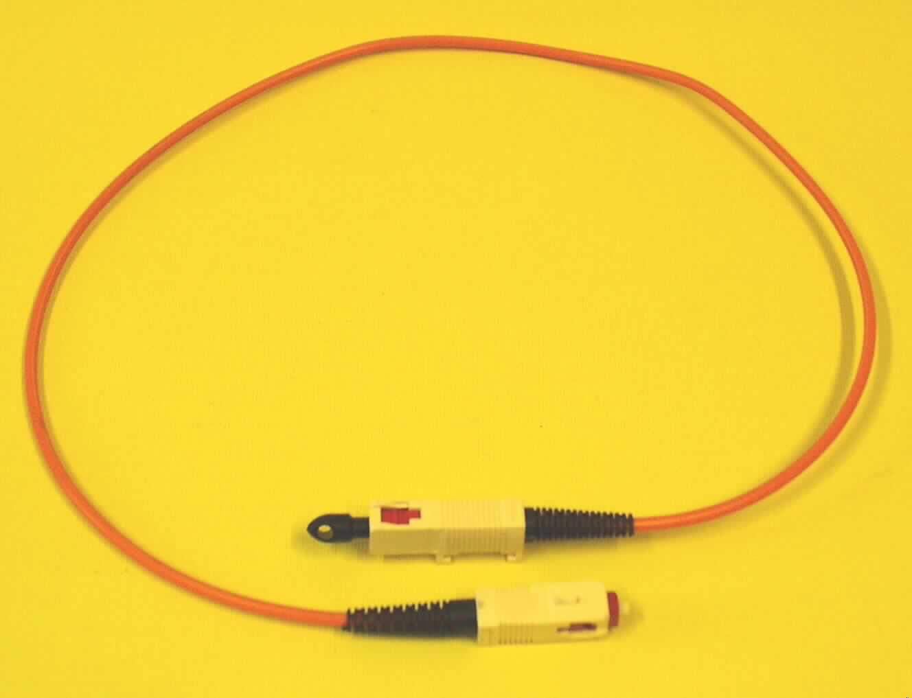 Optische Faser, nicht für die Bildübertragung, kein Lichtwellenumkehrleiter - sog. LWL-Patchkabel - .Bei dem Erzeugnis handelt es sich um eine einzelne optische Faser aus Quarzglas, die mit einer Kunststoffschicht überzogen und mit einer Ummantelung versehen ist. An den Enden der Faser sind Anschlussstücke (Stecker) aus Kunststoff befestigt (s. Abbildung).
Eine Einreihung in die Position 8544 kommt nicht in Betracht, weil von dieser Position nur Kabel aus (mehreren) optischen, einzeln umhüllten Fasern erfasst werden.