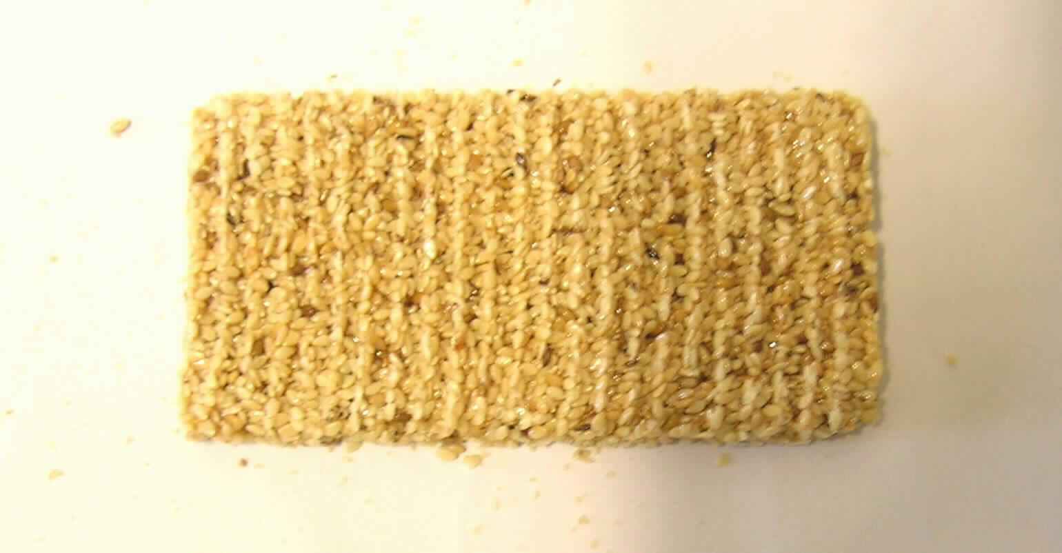 Sesamriegel.

Antragsangaben (als zutreffend unterstellt): Sesam Cracker, Zutaten: Sesam, Zucker, Glucose.

Untersuchungsergebnis der vorgelegten Warenprobe: ca. 11x5,5x1 cm großer Riegel aus Sesamsamen. Geschmack: süß, nach Sesam, trocken. Verpackung: einzeln in etikettierter Schlauchfolie verpackt, auszugsweise: "Nettogewicht 40 g, Sesam (66 %)".

Andere Samen, (Sesam), in anderer Weise zubereitet oder haltbar gemacht, in unmittelbaren Umschließungen mit einem Gewicht des Inhalts von 1 kg oder weniger.