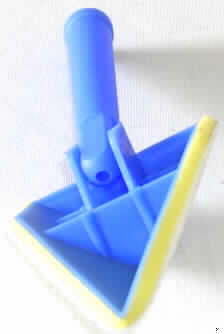 Kissen zum Anstreichen, so genannter Eckenpinsel.
Es handelt sich um ein ca. 20 cm großes Erzeugnis, bestehend aus einem blauen, im Gelenk beweglichen Kunststoffgriff, der mit einer rechtwinkligen, nach oben spitzzulaufenden Kunststoffunterlage verbunden ist. Auf die Unterlage ist ein zweilagiges Kissen aus einem ca. 5 mm dicken, offenporigen, gelbfarbenen Schaumstoff und einer Oberseite aus weißen Fasern aus Polypropylen (lt. Antrag) geklebt.
Das Erzeugnis dient insbesondere dem Farbauftrag beim Anstreichen in Ecken. Es ist mit einem Verkaufsaufhänger aus Pappe versehen.
Ein Bild der Ware ist im Internet unter http://ec.europa.eu/taxation_customs/dds/ebticau_de.htm zu finden.