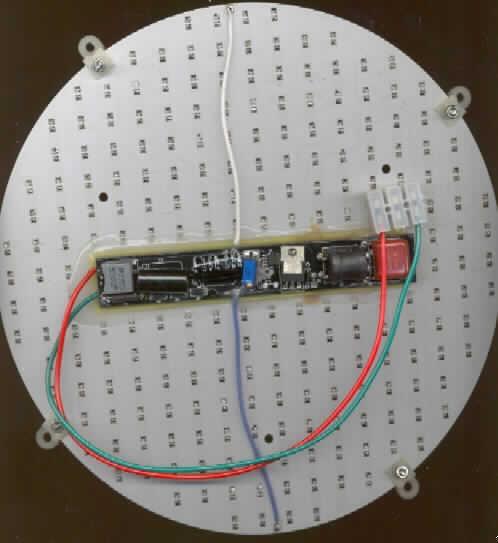 Unvollständiger elektrischer Beleuchtungskörper (230VAC/36VDC 14W) aus Kunststoffen, von der mit Leuchtdioden verwendeten Art, im Wesentlichen bestehend aus einer 250 x 1,5 mm (Durchmesser x Dicke) großen Kunststoffscheibe bestückt mit 240 Leuchtdioden sowie weiteren elektronischen Bauteilen und Kabeln an einer Lüsterklemme. An den Rand der Scheibe sind vier Kunststoffösen angeschraubt und im Flächenbereich drei Lochungen angebracht. Das Erzeugnis ist dazu hergerichtet, als Wand- oder Deckenleuchte verwendet zu werden. Es ist noch ohne Halterung und Lampenschirm, weist jedoch die wesentlichen Beschaffenheitsmerkmale eines vollständigen Beleuchtungskörpers auf. 

Abbildung im Internet unter:
http://ec.europa.eu/taxation_customs/dds/ebticau_de.htm