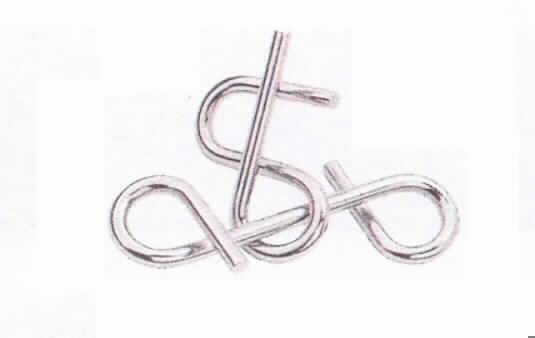 Puzzle aus Metall, sog. Teufelsknoten, Teile-Nr. 64848 für Art. Nr. 2512.
Es handelt sich um zwei Drähte aus unedlem Metall, die jeweils so gebogen sind, dass sie leicht geöffnete Ösen bilden. In den Ösen greifen sie ineinander. Durch geschicktes Drehen und Ineinanderschieben sollen die Teile voneinander getrennt werden.
Das Puzzle ist in einem Polybeutel verpackt, wird nach der Einfuhr für den Einzelverkauf aufgemacht (Buch-ähnliche Box) und dient der spielerischen Unterhaltung von Kindern bzw. Erwachsenen.
Ein Bild der Ware ist im Internet unter http://ec.europa.eu/taxation_customs/dds/ebticau_de.htm zu finden.