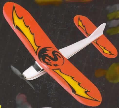 Anderes als zuvor von der Position 9503 erfasstes Spielzeug mit eingebautem Motor, aus Kunststoff, sog. Crazy Wings Dragon.
Es handelt sich um ein ca. 15 cm langes, leichtes, rot-weißes Spielzeug-Flugzeug mit erkennbarem Zubehör, hauptsächlich für dieses Flugzeug, in Form eines Ladegerätes. Das Flugzeug besteht aus überwiegend Styropor und besitzt einen in den Rumpf eingebauten kleinen Elektromotor. Zusätzlich sind unter dem Rumpf eine Aussparung und ein On-/OFF-Schalter angebracht. Das beiliegende ca. 6,5 x 3 x 1,5 cm große Ladegerät (ohne Batterien) besitzt einen Ladezapfen der zum Laden des Motors für 5-10 Sekunden passgenau in die Aussparung des Flugzeuges eingeführt werden kann. Nach dem Anschalten des Flugzeuges dreht sich der Kunststoffpropeller und das Flugzeug fliegt eine kurze Strecke.
Beide Waren (Flugzeug und Zubehör) werden gleichermaßen von der o.a. Codenummer erfasst und sind gemeinsam mit einer Gebrauchsanweisung in einer Blisterpackung für den Einzelverkauf aufgemacht.

Ein Bild der Ware befindet sich im Internet unter http://ec.europa.eu/taxation_customs/dds/ebticau_de.htm.