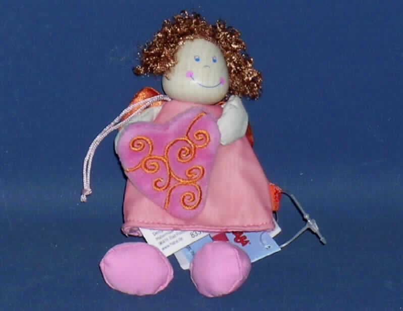Anderes als zuvor von der Position 9503 erfasstes Spielzeug, ein nicht menschliches Wesen darstellend, Füllmaterial enthaltend, sog. Anhänger Engel Felicia, Art.-Nr.: 8275.

Es handelt sich um einen ca. 12 cm großen, kindlich gestalteten, weiblichen Engel aus überwiegend textilem Material. In seinen Händen hält der Spielzeugengel vor dem Körper ein großes textiles Herz. In das glockenförmig gestaltete, rosafarbene Kleid ist ein drehbarer Kopf aus Holz, mit aufgemaltem Gesicht und angeklebten Spinnstoffhaaren eingearbeitet. Von unten ragen Schlenkerbeine hervor. Die großen Füße und die Arme sind mit Füllmaterial versehen. Der Engel ist mit einer am Rücken befestigten Aufhängeschlaufe versehen und dient im Wesentlichen der spielerischen Unterhaltung von Kindern.

Ein Bild der Ware befindet sich im Internet unter http://ec.europa.eu/taxation_customs/dds/ebticau_de.htm.