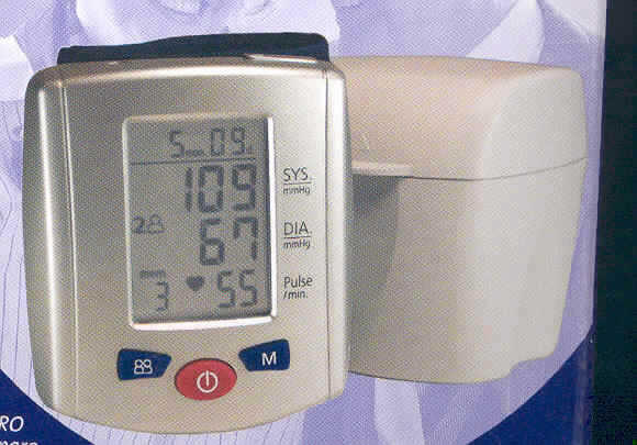 Medizinisches Gerät, sog. Blutdruckmessgerät (Pulsmessgerät) für das Handgelenk, in Form einer Warenzusammenstellung in Aufmachung für den Einzelverkauf, im Wesentlichen bestehend aus dem ca. 8 x 7 x 3 cm großen Messgerät mit daran befestigter Messmanschette für das Handgelenk (charakterbestimmend in Bezug auf die Verwendung) sowie zwei Batterien.
Die Ware wird um das Handgelenk gelegt und zum Messen des Blutdrucks verwendet. Das Gerät kann zusätzlich den Puls anzeigen. Es ist in einer stabilen, besonders hergerichteten u. zum dauerhaften Gebrauch geeigneten Kunststoffverpackung in einem Pappkarton verpackt.