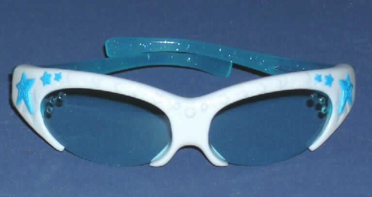 Sonnenbrille für Kinder, ohne optisch bearbeitete Gläser, mit Brillengläsern aus Kunststoff, sog. "Mc Donald's - Dance 2008", im Wesentlichen bestehend aus einer Brillenfassung mit getönten Gläsern. Die Kunststofffassung besteht aus einem weißen, mit blauen Sternen verzierten Rahmen und blauen, mit Glitzerpartikeln versehenen Bügeln.
Die Brille ist in einer durchsichtigen Kunststoffhülle verpackt.
Ein Bild der Ware befindet sich im Internet unter http://ec.europa.eu/taxation_customs/dds/ebticau_de.htm.