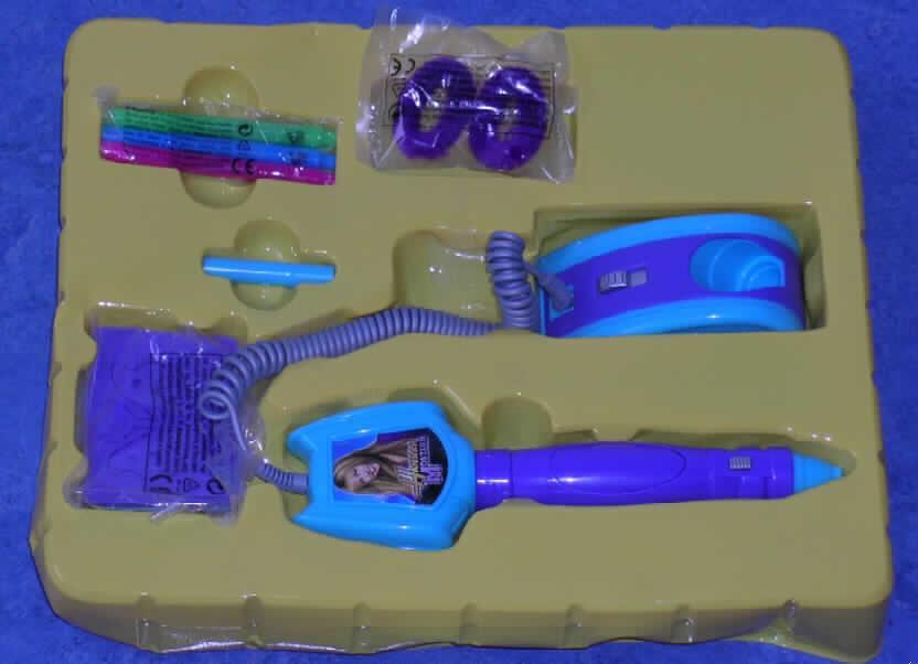 Anderes als von den Unterpositionen 9503 0010 bis 9503 0070 erfasstes Spielzeug aus Kunststoff mit eingebautem Motor, in Form einer Warenzusammenstellung in Aufmachung für den Einzelverkauf, sog. Tattoo-Stifte-Set, im Wesentlichen bestehend aus
- der Nachbildung eines Tätowiergerätes (charakterbestimmender Bestandteil) in Form eines
  Gehäuses, sog. Tat2-Malstift (L = ca. 20 cm) mit eingebautem Motor und An-/Ausschalter,
  zur Aufnahme eines Filzstiftes, das mit einem Stiftehalter (Basisstation) mit
  An-/Ausschalter sowie Geschwindigkeitsregulierung und Batteriefach über ein Kabel
  verbunden ist,
- drei Filzstiften mit Schutzkappe (L = ca. 9 cm),
- einem Adapter aus Kunststoff in Form eines Röhrchens zur Verbindung des Filzstiftes mit
  dem Motorantrieb in dem Gerät,
- sechs elastischen Kunststoffschablonen mit Ornamentmustern (L x B = ca. 7,5 x 5,5 cm),
- zwei elastischen Gummibändern (Ringen) aus Spinnstoff (Durchmesser ca. 3,5 cm) und
- ein mit Text und Abbildungen bedrucktes, broschiertes Anleitungsheft.
In das batteriebetriebene Tätowiergerät aus Kunststoff wird ein Filzstift eingesteckt. Mit Hilfe der Schablonen und des sich bewegenden Filzstiftes in dem Gehäuse können kleine Bilder (Tattoos) auf die Haut aufgebracht werden. Die elastischen Spinnstoffringe dienen dem Befestigen der Schablonen bspw. auf dem Arm. Alle Bestandteile dienen dem Nachspielen des Tätowierens und sind gemeinsam in einem Karton für den Einzelverkauf verpackt.

Bilder der Ware befinden sich im Internet unter http://ec.europa.eu/taxation_customs/dds/ebticau_de.htm.