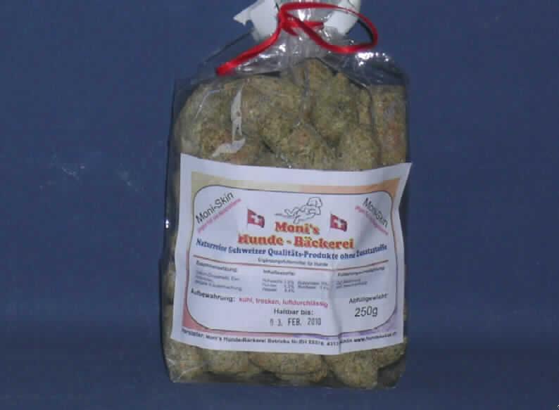 Hundekekse

Antragsangaben: Moni-Skin. Rezeptur: 2400 g Vollkorndinkelmehl, 340 g Kräutermischung, 1000 g Hüttenkäse, 10 g Eier.

Beschaffenheit der vorgelegten Warenprobe: braunes, ca. 3 x 2 x 1,5 cm großes, unregelmäßig geformtes, hartes Gebäck (Kekse) in einem 250-g-Originalfolienbeutel mit Etikett, einer Aufmachung für den Einzelverkauf entsprechend. Etikett-Text (Auszug): "Moni-Skin gegen Fell und Hautprobleme. Moni's Hunde-Bäckerei. Ergänzungsfuttermittel für Hunde. Zur Belohnung zwischendurch".

Aufgrund der Aufmachung als Hundefutter ist eine Verwendung zur menschlichen Ernährung grundsätzlich ausgeschlossen.

Stärke in der Ware*: mehr als 30 GHT
Milcherzeugnisse in der Ware**: weniger als 10 GHT

*) Errechnet aus dem Stärkegehalt der eingesetzten Müllereierzeugnisse.
**) Errechnet aus dem Laktosegehalt der eingesetzten Milcherzeugnisse multipliziert mit dem Faktor 2.

Zubereitung von der zur Fütterung verwendeten Art, Hunde- und Katzenfutter, in Aufmachung für den Einzelverkauf, mit einem Gehalt an Stärke von mehr als 30 GHT, keine Milcherzeugnisse enthaltend oder mit einem Gehalt an Milcherzeugnissen von weniger als 10 GHT.