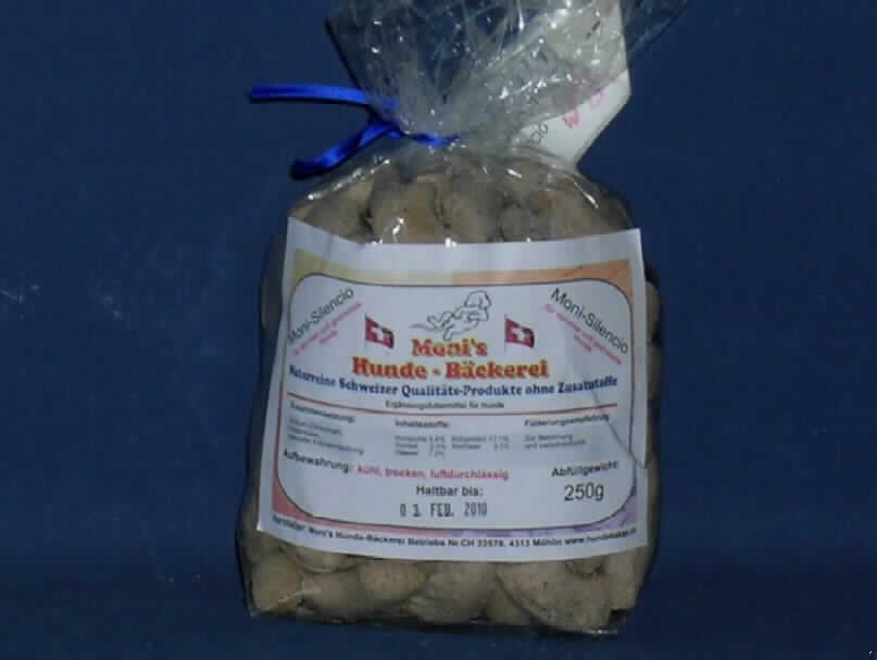 Hundekekse

Antragsangaben: Moni-Silencio. Rezeptur: 2400 g Vollkorndinkelmehl, 340 g Kräutermischung, 1000 g Hüttenkäse.

Beschaffenheit der vorgelegten Warenprobe: braunes, ca. 2 x 1,5 x 0,5 cm großes, unregelmäßig geformtes, hartes Gebäck (Kekse) in einem 250-g-Originalfolienbeutel mit Etikett, einer Aufmachung für den Einzelverkauf entsprechend. Etikett-Text (Auszug): "Moni-Silencio für nervöse und gestresste Hunde. Moni's Hunde-Bäckerei. Ergänzungsfuttermittel für Hunde. Zur Belohnung zwischendurch".

Aufgrund der Aufmachung als Hundefutter ist eine Verwendung zur menschlichen Ernährung grundsätzlich ausgeschlossen.

Stärke in der Ware*: mehr als 30 GHT
Milcherzeugnisse in der Ware**: weniger als 10 GHT

*) Errechnet aus dem Stärkegehalt der eingesetzten Müllereierzeugnisse.
**) Errechnet aus dem Laktosegehalt der eingesetzten Milcherzeugnisse multipliziert mit dem Faktor 2.

Zubereitung von der zur Fütterung verwendeten Art, Hunde- und Katzenfutter, in Aufmachung für den Einzelverkauf, mit einem Gehalt an Stärke von mehr als 30 GHT, keine Milcherzeugnisse enthaltend oder mit einem Gehalt an Milcherzeugnissen von weniger als 10 GHT.