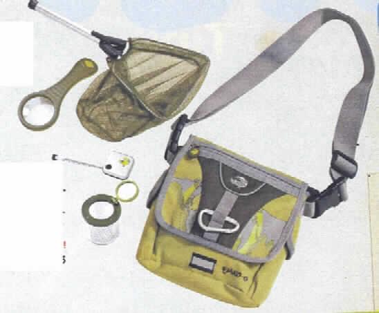 Handnetz zum Landen von Fischen, Schmetterlingsnetze und ähnliche Netze, sog. Kescher, aus dem sog. Naturforscher-Set, Artikel Nr. 193-711.
Der Kescher besteht aus einem Aluminium-Teleskopstiel, der bis auf eine Länge von 32 cm ausziehbar ist und einem dreieckigen Rahmen bzw. Bügel mit abgerundeten Ecken. An dem Metallbügel, mit einer jeweiligen Seitenlänge von ca. 16 cm, ist ein feinmaschiges Netz aus grünfarbenen Spinnstoffen befestigt. Mittels eines Kunststoffbügels, der Rahmen und Stiel verbindet, ist der Rahmen zusammenklappbar.
Der Kescher ist zusammen mit einer Umhängetasche, einer Lupedose, einer Lupe, einem Maßband und einem Tragebeutel (alle nicht Gegenstand dieser Auskunft) in einer transparenten Kunststofftüte verpackt.
Eine Warenzusammenstellung i. S. d. AV 3 b) liegt aufgrund des fehlenden gemeinsamen Bedarfs nicht vor. Die Waren sind daher getrennt einzureihen.
Ein Bild des Sets befindet sich im Internet unter http://ec.europa.eu/taxation_customs/dds/ebticau_de.htm.