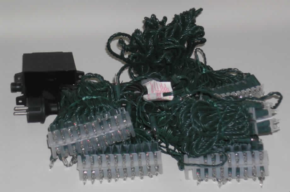 Elektrischer Beleuchtungskörper, anderweit weder genannt noch inbegriffen, von der für Weihnachtsbäume verwendeten Art, in Form einer sog. Minilichterkette für Außen (2080-000). Es handelt sich im Wesentlichen um eine ca. 55 m lange Girlande/Lichterkette für die Außenbeleuchtung, bestehend aus einem grünen Kabel (mit Zuleitung und Stecker) aus Kunststoff mit 240 in Reihe geschalteten Mini-Glühlampen (2,5 V/0,25 W, in einem Abstand von ca. 0,21 m angeordnet), befestigt in einer Kunststofffassung und darunter ausgestattet mit einem kleinen ringförmigen Schieber aus Kunststoff. Die Lichterkette ist gemeinsam mit einem 24 V Niederspannungstransformator und Ersatzglühlampen in einem bedruckten Umkarton für den Einzelverkauf aufgemacht.

Ein Bild der Ware ist im Internet unter http://ec.europa.eu/taxation_customs/dds/ebticau_de.htm  zu finden.