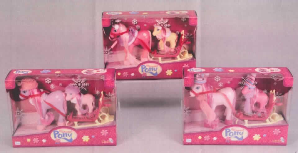 Spielzeug, Tiere darstellend, kein Füllmaterial enthaltend, aus Kunststoff, in Form einer Warenzusammenstellung in Aufmachung für den Einzelverkauf, sog. Ponys.

Die Warenzusammenstellung beinhaltet:
- eine ca. 11 x 5 x 8 cm (LxBxH) große Nachbildung einer farbigen, offenen Kutsche aus
  Kunststoff mit Kufen und
- zwei mit textilem Schal und Mütze bekleidete, unterschiedlich große Spielzeugtiere aus
  Kunststoff in Form von Ponys mit abnehmbaren Hufen, langen Mähnen und Schweif aus
  farbigen Strähnen.

Das größer Pferd (ca. 12 cm hoch) ist aufgezäumt vor die Kutsche gespannt; das Kleinere (ca. 8 cm hoch) steht in der Kutsche. Die Spielzeugtiere bestimmen hinsichtlich Bedeutung für die Verwendung und aufgrund des Umfangs den Charakter der Warenzusammenstellung. 

Das Erzeugnis dient der spielerischen Unterhaltung von Kindern und ist in einem bunt bedruckten Karton mit Sichtfenster für den Einzelverkauf aufgemacht.
Ein Bild der Ware befindet sich im Internet unter http://ec.europa.eu/taxation_customs/dds/ebticau_de.htm.