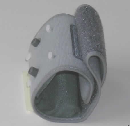 Teil, erkennbar hauptsächlich zur Verwendung für ein Blutdruckmessgerät, sog. Manschette  für Blutdruckmessgerät BC 20, in Form einer ca. 28 x 7,5 cm großen konfektionierten Spinnstoffmanschette für Handgelenkumfänge von 12 - 20,5 cm, mit aufgenähtem Klettverschlussband, einem aufpumpbarem Beutel und einer Kunststoffspange im Inneren. An der Spange befinden sich nach außen reichende Anschlusstutzen und -stücke zum Anschluss des Blutdruckmessgeräts BC 20 (nicht Teil dieser vZTA). Die Blutdruck-Manschette dient erkennbar zur Vervollständigung des genannten Blutdruck-Messgeräts, mit dem die Messung am Handgelenk vorgenommen wird.
Ein Bild der Ware befindet sich im Internet unter http://ec.europa.eu/taxation_customs/dds/ebticau_de.htm