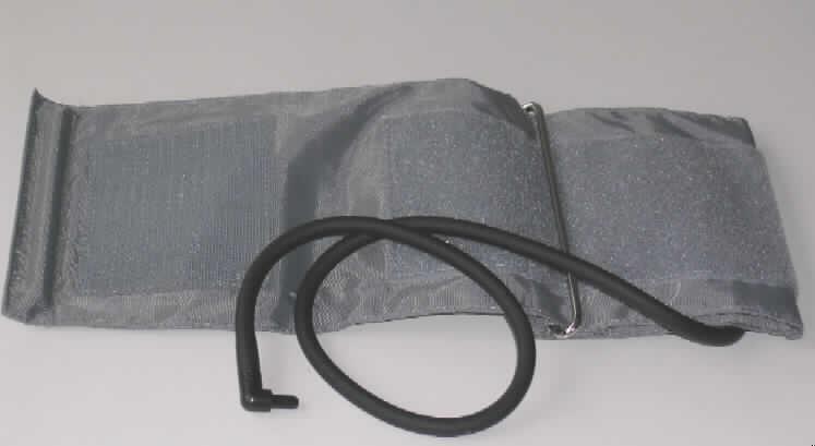 Teil, erkennbar hauptsächlich zur Verwendung für ein Blutdruckmessgerät, sog. Manschette für Blutdruckmessgerät BM 20, in Form einer 48 x 14 cm großen konfektionierten Spinnstoffmanschette mit aufgenähtem Klettverschlussband, einem aufpumpbarem Beutel im Inneren mit einem daran angeschlossenen nach außen geleiteten Schlauch und einem eingenähten Metallbügel. Die Blutdruck-Manschette dient erkennbar zur Vervollständigung eines Blutdruck-Messgeräts, mit dem die Messung am Oberarm vorgenommen wird.
Ein Bild der Ware befindet sich im Internet unter http://ec.europa.eu/taxation_customs/dds/ebticau_de.htm