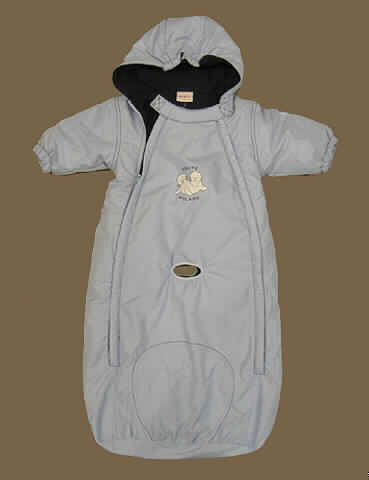 Den Bettausstattungen ähnliche Ware, sog. Wagensack.
Es handelt sich um einen gepolsterten Schlafsack für Kleinkinder, mit einer Länge von ca. 74 cm. Er besteht aus hellblauem Geweben auf der Außenseite mit aufgedrucktem Ziermotiv und dunkelblauen, gerauten Gewirken innenseitig. Er ist mit einer ca. 13 mm dicken Wattierungslage (damit keine Ware der Pos. 6209) gepolstert. Das Erzeugnis ist im oberen Bereich anorakähnlich gearbeitet, weist lange Ärmel mit Bündchen, eine Kapuze und zwei seitliche Öffnungen mit Reißverschluss auf. Es ist am unteren Rand vollständig geschlossen. In der Mitte sind auf Vorder-und Rückseite Öffnungen vorhanden, durch die ein Gurt geführt werden kann. 
Das Erzeugnis ist für die Ausstattung eines Kinderwagens bestimmt und in einem Kunststoffbeutel verpackt.
Abbildung der Ware im Internet.