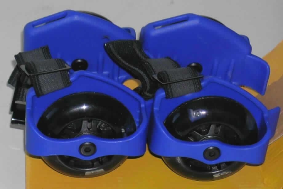 Ausrüstungsgegenstand für den Rollsport, in diesem Kapitel anderweit weder genannt noch inbegriffen, einen Rollschuh darstellend, sog. New Sports Fersenroller. 
Bei der Ware handelt es sich um ein Set aus zwei speziellen Rollschuhen, jeweils bestehend aus einer verstellbaren, der Fußbreite anzupassenden, U-förmigen Grundplatte und zwei seitlich daran befestigten Rollen. Die Skater-Rollen sind so beschaffen, dass sie beim Rollen mittels integrierter LED in verschiedenen Farben leuchten. Die Fersenroller werden mit Hilfe einer am Rollschuh befindlichen, verstellbaren Bändervorrichtung an einem Schuh (Ferse) angebracht. Sie besitzen eine Tragfähigkeit von 20-60 kg und sind für eine Fußlänge von bis zu 260 mm ausgelegt. Mit ihnen können insbesondere akrobatische Übungen/Drehungen durchgeführt werden. Die Fersenroller sind in einem offenen Pappdisplay für den Einzelverkauf aufgemacht und dienen der sportlichen Ertüchtigung. 

Ein Bild der Ware befindet sich im Internet unter http://ec.europa.eu/taxation_customs/dds/ebticau_de.htm.