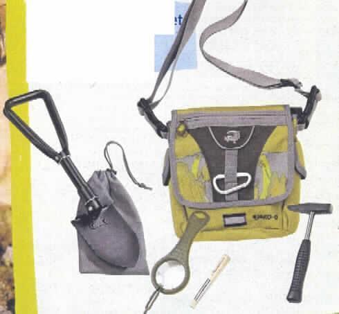 Handwerkzeug, anderweit weder genannt noch inbegriffen, mit arbeitendem Teil aus unedlem Metall, Hammer, aus dem sog. Ausgrabungs-Set, Artikel Nr. 193-712.
Es handelt sich um einen ca. 17,5 cm großen Hammer mit auf einer Seite spitz zulaufendem, auf der anderen Seite abgeflachtem Hammerkopf aus unedlem Metall, rundem Stiel aus unedlem Metall, dessen Griff  mit schwarzem, geriffeltem Kunststoff überzogen ist. 
Der Hammer ist zusammen mit einer Tasche, einer Schaufel, einer Lupe mit integrierter Pinzette, einem Pinsel und einem Tragebeutel (alle nicht Gegenstand dieser Auskunft) in einem Pappkarton verpackt.
Eine Warenzusammenstellung i. S. d. AV 3 b) liegt aufgrund des fehlenden gemeinsamen Bedarfs nicht vor. Die Waren sind daher getrennt einzureihen.
Ein Bild des Sets befindet sich im Internet unter http://ec.europa.eu/taxation_customs/dds/ebticau_de.htm.