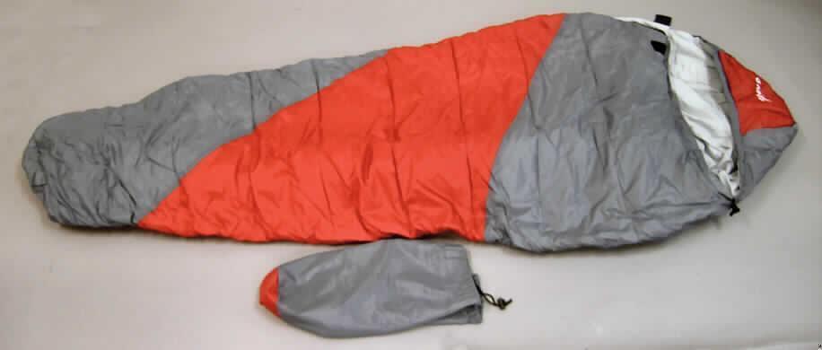 Bettausstattungsähnliche Ware, sog. Schlafsack,
- mit Außenseite aus roten und grauen Geweben aus synthetischen Spinnstoffen (Polyester)   und Futter aus Baumwoll-/Polyestermischgeweben,
- mit zwei separaten 10 und 15 mm dicken Wattierungslagen (lt. Untersuchung), 
- abgesteppt,
- unten geschlossen,
- mit einer max. Gesamtänge von ca. 221 cm auf der Unterseite (einschließlich Kapuze) und 
  einer max. Breite von ca. 84 cm,
- mit durchgehendem Reißverschluss an einer Seite mit Windschutzleiste, einer angenähten 
  Kapuze mit Kordelzug und Stopper, einem Verschlussriegel mit Klettverschluss im 
  Kopfbereich sowie einem weiteren Kordelzug mit Stopper, der auf der Innenseite im 
  Brustbereich eingearbeitet ist,
- verpackt in einem Beutel aus -der Außenseite des Schlafsackes entsprechenden - 
  Geweben mit Zugkordel und Stopper.
Ein Bild der Ware befindet sich im Internet unter http://ec.europa.eu/taxation_customs/dds/ebticau_de.htm.