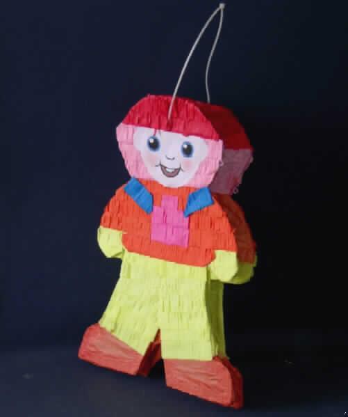 Festartikel in Form einer Piñata. 
Es handelt sich um eine ca. 50 cm hohe, auffaltbare Piñata-Figur in Form eines Jungen, bestehend aus zwei Pappschichten, die mit dünnem Papier miteinander verbunden und bunt beklebt sind. Die Figur ist mit einer großen Aufhängung aus Kunststoff an der Oberseite versehen. Auf der Rückseite der Figur befindet sich eine kleine Klappe, durch die die Figur aufgeklappt und mit Hilfe einer innen befestigten Pappe fixiert werden kann. Durch die Klappe kann die Figur ihrem Zweck entsprechend mit Süßigkeiten oder kleinen Früchten befüllt werden. Kinder mit verbundenen Augen sollen nach dem Aufhängen der befüllten Figur solange mit einem Stock versuchen auf die Figur zu schlagen, bis sie zerbricht und die Überraschungen herausfallen. 
Die Piñata dient insbesondere in Lateinamerika/Mexico der traditionellen Ausgestaltung von Kindergeburtstagen, Weihnachten und anderen Festlichkeiten. 

Ein Bild der Ware befindet sich im Internet unter http://ec.europa.eu/taxation_customs/dds/ebticau_de.htm.