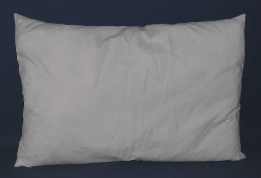 Bettausstattung in Form eines Kopfkissens.
Es handelt sich um ein ca. 58 x 38 x 15 cm (LxBxD) großes Kissen, bestehend aus einem Inlett aus einem naturfarbenen Baumwollgewebe, das mit kleinen, halbweißen Entenfedern gefüllt ist.
Es weist einen Schriftzug mit Firmenlogo sowie Artikel-Nr. auf.
Das Erzeugnis ist in einem transparenten Kunststoffbeutel mit aufgedruckter Internet-Adresse und textilem Zugband verpackt.