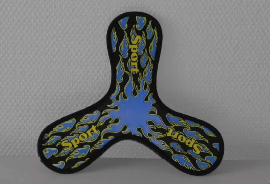 Gerät für Freiluftspiele, im Kapitel 95 anderweit weder genannt noch inbegriffen, sog. "Flying Disc".

Bei der Ware handelt es sich um ein ca. 24,5 cm großes, mit der Aufschrift "Sport" versehenes Freiluftwurfgerät in Gestalt eines dreiflügeligen Bumerangs aus flexiblem, mit Spinnstoff bezogenem Material.

Das Erzeugnis ist auf einer Pappunterlage für den Einzelverkauf aufgemacht und findet im Freien als Wurfgerät Verwendung.  

Ein Bild der Ware befindet sich im Internet unter:
http://ec.europa.eu/taxation_customs/dds/ebticau_de.htm.