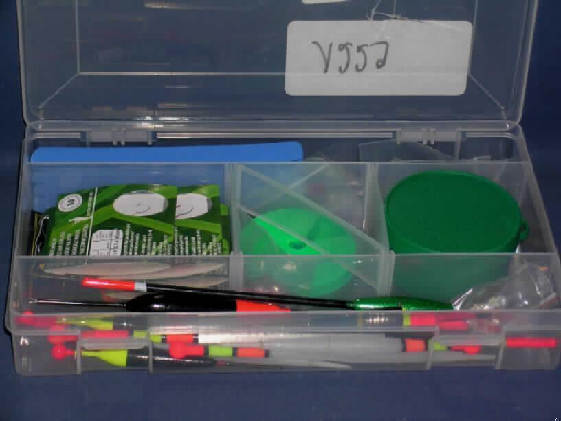 Anderes Angelgerät, in Form einer Warenzusammenstellung in Aufmachung für den Einzelverkauf, sog. "Angel Bolo Box klein".

Die Warenzusammenstellung besteht im Wesentlichen aus:
- diversem Angelgerät (charakterbestimmender Bestandteil insbesondere aufgrund der Bedeutung für die Verwendung) in Form von
-- 12 verschiedenen Posen, 
-- 1 Gummi-Schnurstopper zum Fixieren der Pose auf der Schnur,
-- 4 ovalen, unterschiedlich großen Bleigewichten zum Beschweren von Angelmontagen sowie 1 Lotblei mit Klappmechanismus (Klappgrundsucher),
-- 1 Dose mit unterschiedlichem Bleischrot zum Beschweren der Angelschnur,
-- 2 Tüten mit Tönnchenwirbeln ohne verschliessbare Clips mit drehbarem, perlenförmigem Mittelteil und je einer abgeschlossenen Öse oder einer Öse sowie einem Karabiner an den Enden, die als Bindeglied zwischen Hauptschnur und Vorfach verwendet werden, indem diese mit den Ösen bzw. dem Karabiner fest verknotet werden,
-- 2 Aufwicklern aus blauem Schaumstoff sowie
-- 1 ca. 17 cm langen Hakenlöser aus rotem Kunststoff,
- 4 Packungen mit montierten Angelhaken (jeweils 10 Stück) unterschiedlicher Größe,
- 1 ca. 7 x 4 cm großen, grünen, mit abnehmbaren Deckel verschlossenen Kunststoffdose (sog. Köderdose),
- 2 u.a. mit der Aufschrift "Fishing Light/4,5 x 39 mm" versehenen Knicklichtertüten, die jeweils zwei kurze, ca. 2,5 cm lange, durchsichtige Schlauchstücke sowie zwei transparente, zylinderförmige, mit roter oder grüner Flüssigkeit gefüllte, geschlossene Kunststoffstäbchen (Länge ca. 4 cm, Durchmesser ca. 0,4 cm) enthalten, die durch Knicken aufgrund der Vermischung der in den Stäbchen enthaltenen Substanzen Licht erzeugen (Chemolumineszenz) und
- 1 Tüte mit diversen kleinen Kunststoffhülsen.

Die Warenzusammenstellung ist mit einer Anleitung in einer mit Fächern und auf der Oberseite mit einer 25 cm langen Messskala/Maßeinteilung versehenen Kunststoffbox für den Einzelverkauf aufgemacht und dient dem Angeln.

Ein Bild der Ware befindet sich im Internet unter:
http://ec.europa.eu/taxation_customs/dds/ebticau_de.htm.