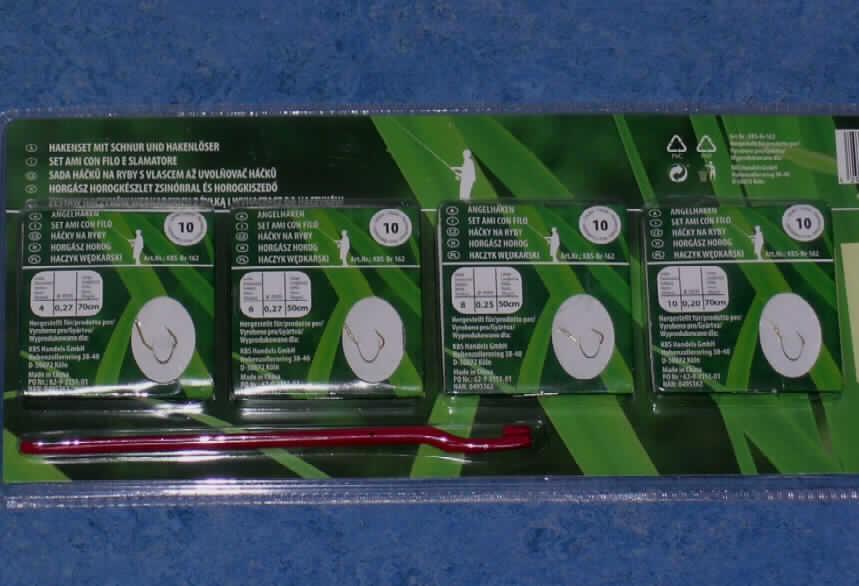 Angelhaken, montiert, in Form einer Warenzusammenstellung in Aufmachung für den Einzelverkauf, sog. "Hakenset".

Die Warenzusammenstellung besteht aus 40, in vier Packungen aufgemachten, mit Schnur versehenen Angelhaken aus Stahl der Größe 4, 6, 8 sowie 10 (charakterbestimmender Bestandteil aufgrund der Bedeutung für die Verwendung und der Menge) und einem ca. 17 cm langen Hakenlöser aus rotem Kunststoff.

Das Hakenset ist in einer Blisterverpackung für den Einzelverkauf aufgemacht und dient dem Angeln.

Ein Bild der Ware befindet sich im Internet unter:
http://ec.europa.eu/taxation_customs/dds/ebticau_de.htm.