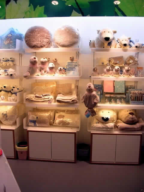 Anderes als in den Positionen 9401 und 9402 erfasstes Holzmöbel zur Verwendung in Läden, zerlegt, sog. Regalsystem Wandmodell 
- in den Abmessungen von ca. 240 x 100 x 35 cm (Höhe x Breite x Tiefe), 
- im Wesentlichen bestehend aus: 
-- einer MDF-Holzplatte als Rückseite, 
-- einem an der Rückseite befestigten Bodenschrank (ebenfalls aus MDF-Platten)
   mit zwei Flügeltüren, 
-- einem an der Rückseite befestigen Metallgestänge mit drei mal zwei Regalträgern und
-- drei auf den Trägern ruhenden Regalböden aus Acryl mit vorderer Abkrümmung nach oben    und unten,
--- zur Absicherung der einsortierten Ware bzw. 
--- zur Aufnahme einer elektrischen, aus Neonröhren bestehenden Beleuchtung. 
Charakterbestimmendes Material im Hinblick auf die Verwendung und den Umfang ist das Holz. 
Das Regalsystem wird als Versandeinheit verpackt eingeführt. Es dient als Auslagenpräsenter zum Aufstellen auf dem Boden, z. B. in Kaufhäusern und Einzelhandelsgeschäften.

Abbildung siehe Internet