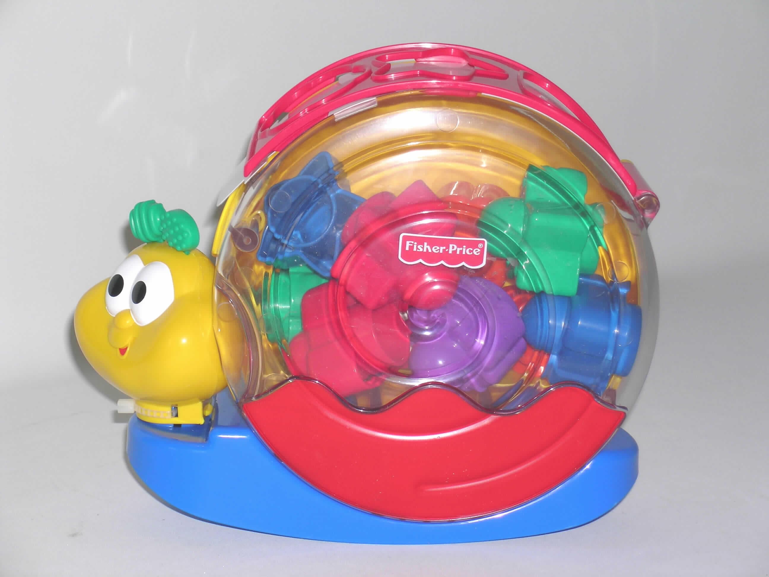 Puzzle, aus Kunststoff, in Form einer zusammengesetzten Ware, sog. Babys Spiel- und Musikschnecke, Kat. 0565.

Die ca. 28 cm x 10 cm x 22 cm große, zusammengesetzte Ware besteht im Wesentlichen aus:
-einer Spielzeugschnecke aus Kunststoff mit Lautsprecher, Batteriefach und Ein-/Ausschalter,
-einem Musikmodul und
-einem Puzzle aus Kunststoff (charakterbestimmend im Hinblick auf die Verwendung) in Form eines runden Schneckenhauses. Das Schneckenhaus ist oben mit drei spezifisch geformten Öffnungen ausgestattet. Im Inneren befinden sich zehn verschiedene Kunststoffteile. Ziel des Spiels ist es, die einzelnen Teile jeweils in die entsprechende Öffnung zu setzen. 

Die Ware dient der spielerischen Unterhaltung von Kleinkindern und ist mit einer bunt bedruckten Papphülle versehen.

Bild der Ware im Internet unter
http://europa.eu.int/comm/taxation_customs/dds/de/ebticau.htm