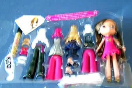 Teile und Zubehör erkennbar für Puppen, die Nachbildung eines Menschen darstellend, in Form einer Warenzusammenstellung, sog. "Bratz Kidz� Snap on Glam" - 374411E5.
Es handelt sich um eine Warenzusammenstellung bestehend aus:
- Spielzeug in Form einer 6 cm langen Puppen-Haarbürste und einer ca. 3,5 cm großen Puppen-Handtasche, 
- einer ca. 18 cm großen Puppe, eine junge Frau darstellend, mit langen braunen Haaren und Kleid,
- einem ca. 9 cm großen Glitterstift zum Dekorieren der Bekleidung,
- Puppenteilen in Form von zwei Füßen (mit fest angebrachten Sandalen), die durch Stecken an einer entsprechenden Puppe angebracht/ausgetaucht werden können und
- 13 Stück Puppenzubehör in Form von sog. Snap-on-Bekleidung (drei Hosen, drei Kleider, zwei Röcke, fünf Oberteilen) aus Kunststoff, das durch einfaches Anstecken an der Puppe zu befestigen ist. 
Die Teile und das Zubehör bestimmten aufgrund des Umfangs und der Verwendung gegenüber den anderen Waren den Charakter der Warenzusammenstellung. 
Die Warenzusammenstellung ist in einem klarsichtigen Karton aus Kunststoff mit Pappeinleger für den Einzelverkauf aufgemacht. Sie dient gemeinsam der spielerischen Unterhaltung (Puppe bekleiden) von Kindern.
Ein Bild der Ware befindet sich im Internet unter http://ec.europa.eu/taxation_customs/dds/ebticau_de.htm.