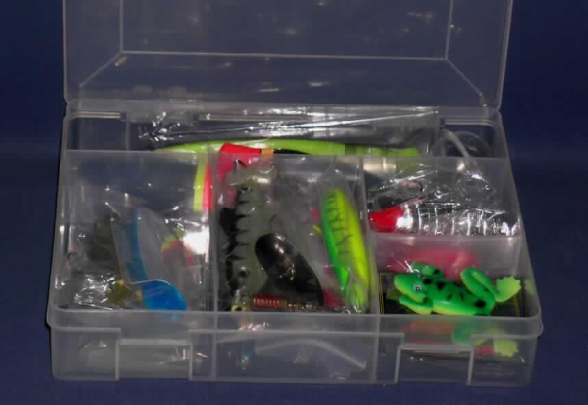 Angelhaken, montiert, in Form einer Warenzusammenstellung in Aufmachung für den Einzelverkauf, sog. "Angel-Raubfischbox".

Die Warenzusammenstellung besteht im Wesentlichen aus:
- diversen Angelhaken (charakterbestimmender Bestandteil aufgrund der Menge und der Bedeutung für die Verwendung) in Form von Blinkern, Spinnern, Wobblern, Twisterköpfen, Gummifischen mit Haken oder Spinnern, Stahlvorfächern mit Drillingshaken,
- anderem Angelgerät in Form von Gummischnurstoppern, Lochbleien, Stahlvorfächern, Posen, Wirbeln, zwei ca. 12,5 und 15 cm langen Shad Gummifischen, einer ca. 4 cm großen Wasserkugel, 
- drei u.a. mit der Aufschrift "Fishing Light/4,5 x 39 mm" versehenen Knicklichtertüten, die jeweils zwei kurze, ca. 2,5 cm lange, durchsichtige Schlauchstücke sowie zwei transparente, zylinderförmige, mit Flüssigkeit gefüllte, geschlossene Kunststoffstäbchen (Länge ca. 4 cm, Durchmesser ca. 0,4 cm) enthalten, die durch Knicken aufgrund der Vermischung der in den Stäbchen enthaltenen Substanzen Licht erzeugen (Chemolumineszenz), 
- vier Kunststoffkugeln mit Loch und
- einem ca. 6,5 cm großen Gummifrosch.

Die Warenzusammenstellung ist mit einer Anleitung in einer mit Fächern und auf der Oberseite mit einer 20 cm langen Messskala/Maßeinteilung versehenen Kunststoffbox für den Einzelverkauf aufgemacht und dient dem Angeln.

Ein Bild der Ware befindet sich im Internet unter:
http://ec.europa.eu/taxation_customs/dds/ebticau_de.htm.