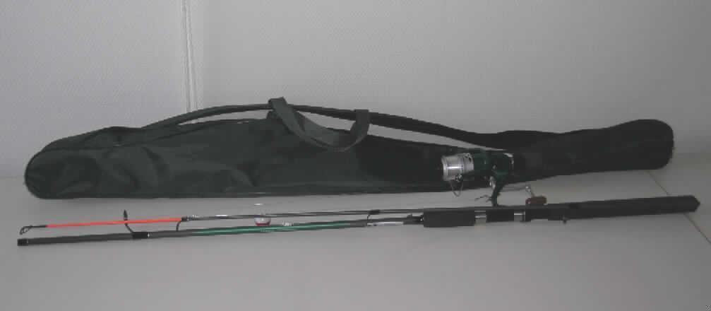 Angelrute, noch nicht zusammengesetzt, sog. "High End Angelset".

Es handelt sich um eine noch mit drei unterschiedlich großen Klemmbleien zusammenzusetzende, 210 cm lange, mit Rolle (XT20), Angelsehne, Haken, kugelförmiger Pose sowie Wirbel ausgestattete, in zwei Teile zerlegte, zusammensteckbare, gemäß Antragsangabe aus Carbon bestehende Angelrute.

Das sog. "High End Angelset" ist mit einer Bedienungsanleitung in einer einfachen, speziell für die Angel geformten, grünen Tragetasche mit Sichtfenster und einem mit der Aufschrift "High-End-Angelset 'ready2fish'" versehenen Einleger für den Einzelverkauf aufgemacht und dient dem Angeln.

Ein Bild der Ware befindet sich im Internet unter:
http://ec.europa.eu/taxation_customs/dds/ebticau_de.htm.