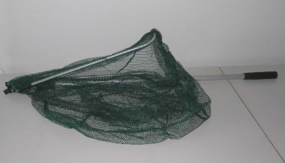 Handnetze zum Landen von Fischen, Schmetterlingsnetze und ähnliche Netze, sog. "faltbarer Kescher".

Der ca. 220 cm lange Kescher (Käscher) besteht aus einer Aluminium-Teleskopstange mit Sechskantprofil und einem faltbaren, dreieckigen Kescherkopf in Form von zwei Bügeln mit abgerundeten Ecken und einem feinmaschigen, gewebten, knotenlosen Netz aus grünen Spinnstoffen mit einer Tiefe von ca. 50 cm.

Das Erzeugnis ist mit einer Gebrauchsanweisung in einem Polybeutel mit einem u.a. mit der Aufschrift "Angel-Kescher" versehenen Einleger für den Einzelverkauf aufgemacht.

Ein Bild der Ware befindet sich im Internet unter:
http://ec.europa.eu/taxation_customs/dds/ebticau_de.htm.
