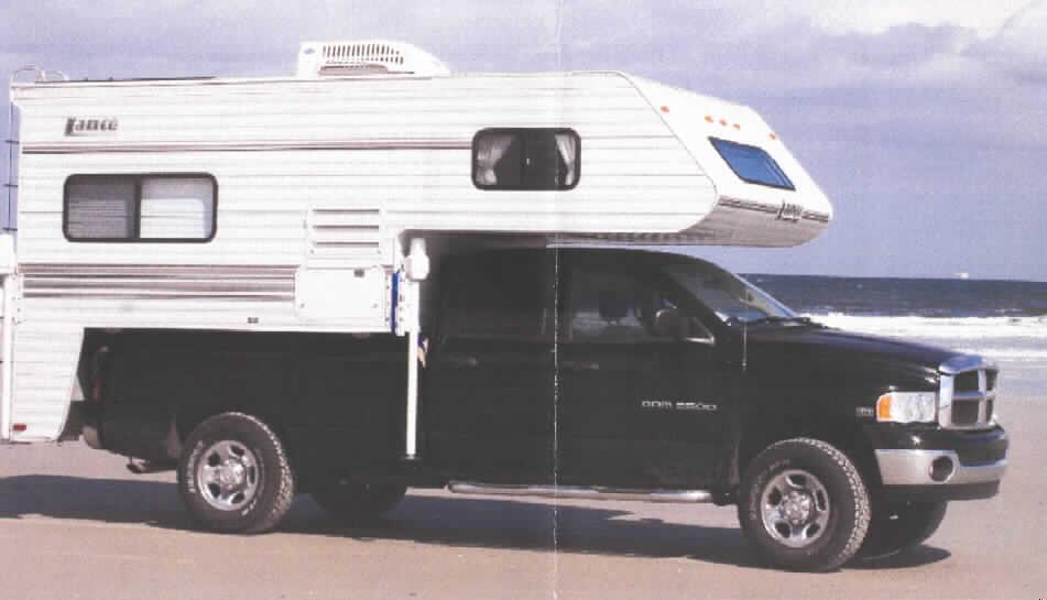 Gebrauchtes Kraftfahrzeug zur Personenbeförderung, so genanntes Wohnmobil der Marke 
Chrysler Dodge mit einem Hubkolbenverbrennungsmotor mit Fremdzündung und einem Hubraum von 5700 ccm.

Das Fahrzeug besteht aus einer gut ausgestatteten Fahrerkabine mit 5 Sitzplätzen und einer davon abgetrennten Ladefläche  von ca. 250 cm Länge, die so hergerichtet ist, dass eine spezielle Wohnkabine darauf angebracht werden kann. Auf der Ladefläche ist die Wohnkabine am Fahrzeug fest montiert, kann aber mit wenigen Handgriffen vom Fahrgestell getrennt werden. Die Wohnkabine besteht im Wesentlichen aus einem ca. 290 cm hohen Aufbau mit Alkoven über der Fahrerkabine und ist mindestens 310 cm lang (Kabine ohne Alkoven), so dass sie über die Ladefläche des Pick - Up hinausragt. Sie ist luxuriös ausgestattet und verfügt mindestens über Kochgelegenheit, große Nasszelle, Sitzgelegenheit und Schlafmöglichkeit im Alkoven. Die Kabine ist mit einem Frisch- und Brauchwassertank ausgestattet (Angaben laut Antrag).

Kabine und Fahrzeug sind trennbar, wobei die Kabine dann auf 4 seitlich angebrachten Stützen steht, so dass der Wohnbereich z.B. auf dem Campingplatz verbleibt, während Fahrten mit dem Fahrzeug durchgeführt werden können. 

Das Fahrzeug ist auf Grund seiner objektiven Beschaffenheitsmerkmale hauptsächlich zur Verwendung als Wohnmobil bestimmt.

Handelsbezeichnung / Marke: Chrysler Dodge Ram 2500HD Laramie Quad Cab mit Wohnkabine Lance.

Ein Bild steht unter http://ec.europa.eu/taxation_customs/dds/ebticau_de.htm zur Verfügung.