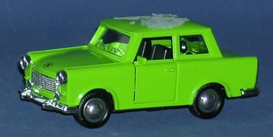 Modell, anderes als zuvor von der Position 9503 erfasst, mit eingebautem Motor, aus Metall, sog. Spielzeugauto "Trabant".
Es handelt sich um ein ca. 12 x 5 x 4 cm (LxBxH) großes, im Gussverfahren hergestelltes Modell eines Personenkraftwagens (Trabant), mit Karosserie aus grün lackiertem Metall (charakterbestimmender Stoff nach dem äußeren Erscheinungsbild) mit Innenraum und Unterboden aus Kunststoff. Es ist mit aufklappbaren Türen und beweglichen Rädern sowie mit einem Rückzugmotor ausgestattet. Das rückwärtige Nummernschild ist mit "DDR-1989" gekennzeichnet.
Das Modell dient dem Spielen.
Ein Bild der Ware ist im Internet unter http://ec.europa.eu/taxation_customs/dds/ebticau_de.htm zu finden.