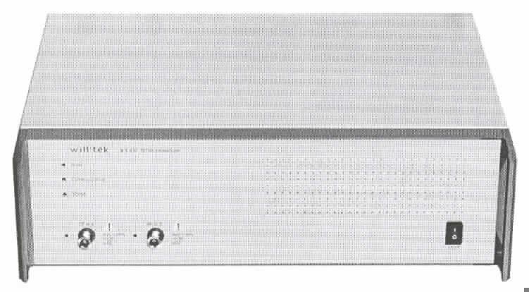 Gerät zum Messen oder Prüfen elektrischer Größen (Frequenz), seiner Beschaffenheit nach besonders für die Telekommunikation bestimmt, so genannter 8140 TETRA AirAnalyzer, im Wesentlichen bestehend aus einem 19" Gehäuse mit Anschlusssteckern und An-/Ausschalter an der Vorderseite, in dem sich verschiedene elektrische und elektronische Bauelemente befinden.
Der AirAnalyzer dient zum Überwachen von Telekommunikationsnetzen im Bereich von 360 bis 460 MHz. (z. B. Testen der Netzperformance und Netzlast, Aufspüren von Funklöchern und Handover-Problemen.)
Ein Bild der Ware befindet sich im Internet unter http://ec.europa.eu/taxation_customs/dds/ebticau_de.htm.